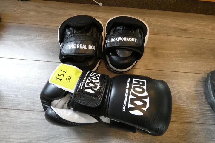 1 Paar ROXX Boxhandschuhe, 12-oz, schwarz/weiß + 1 Paar Pratzen (Handpolster), schwarz/weiß